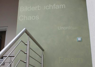 Schrift auf außen Wand