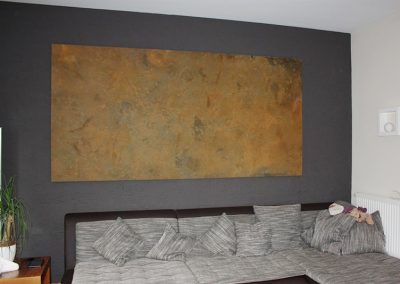 Graue Wand mit dekorativem Goldeffekt